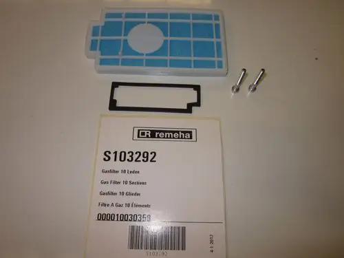 Gasfilter von Remeha mit einer blauen Filtereinlage, einem schwarzen Dichtring und zwei silbernen Schrauben, beschriftet mit Produktinformationen.